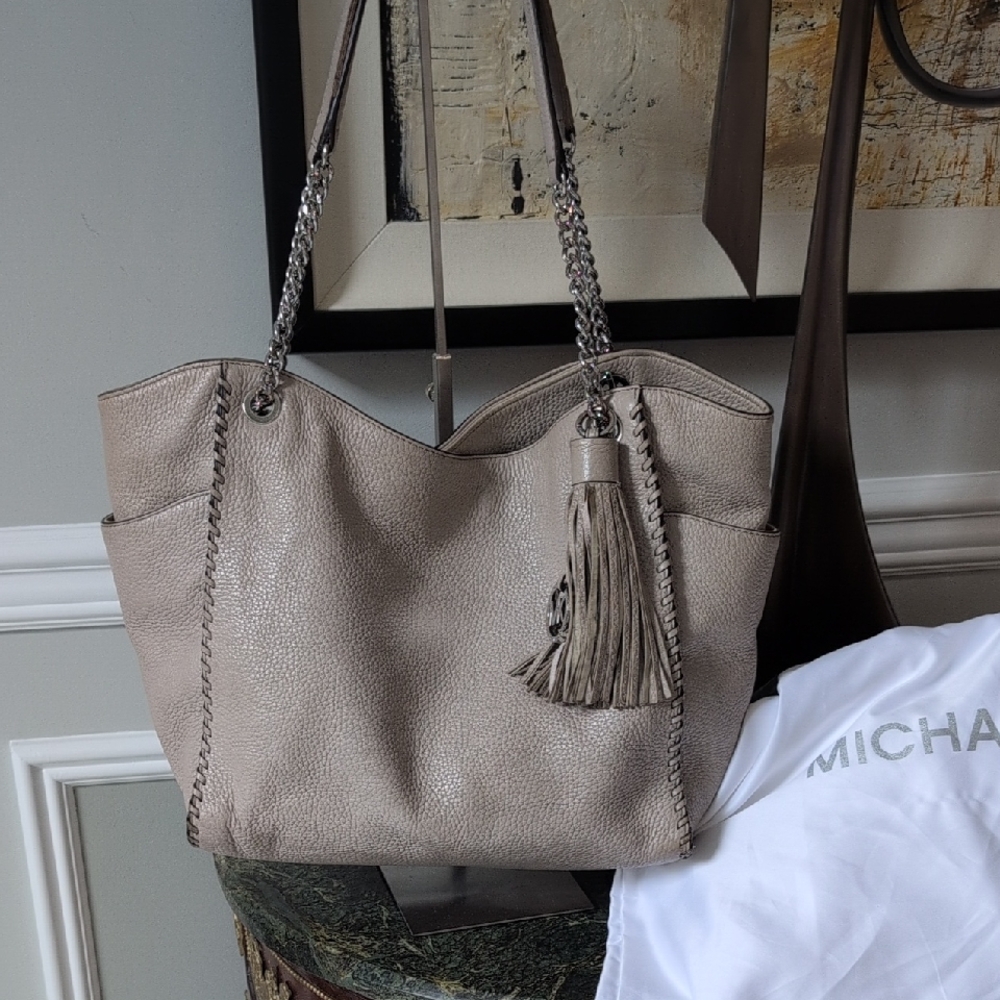 Michael Kors Chelsea Taupe Pebbled Leather Shoulder Bag.